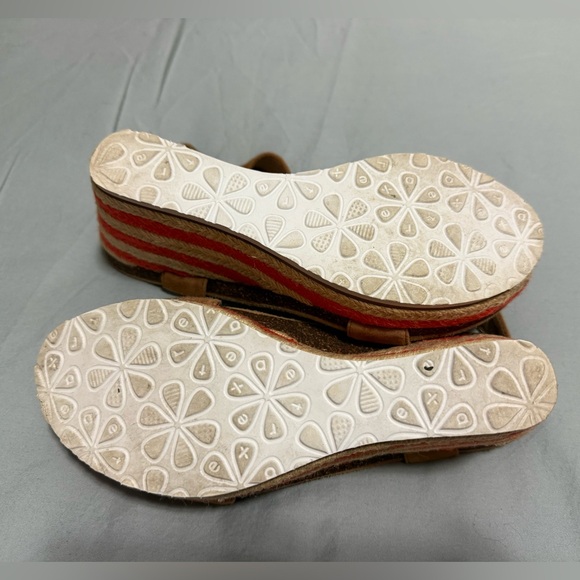 Stylish Tan and Red Wedge Sandals - Picture 7 of 8